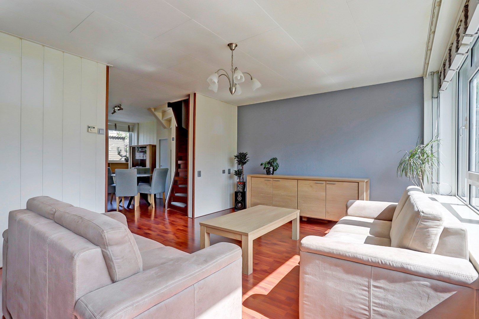 Leuke starters hoekwoning op 206 m&#178; eigen grond met 4- (voorheen 5) kamers, kunststof kozijnen en zonnige brede tuin! 