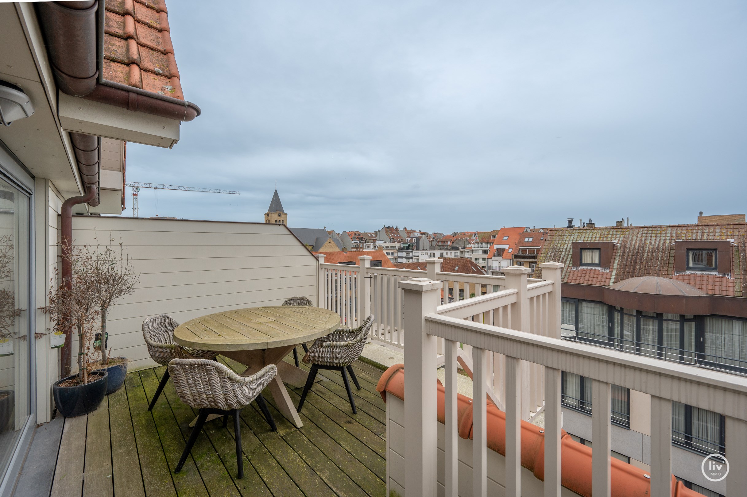 Luxueus gerenoveerd en uitstekend gelegen duplex met prachtige zonneterrassen, gelegen op een steenworp van het strand en het centrum van Knokke Zoute. 