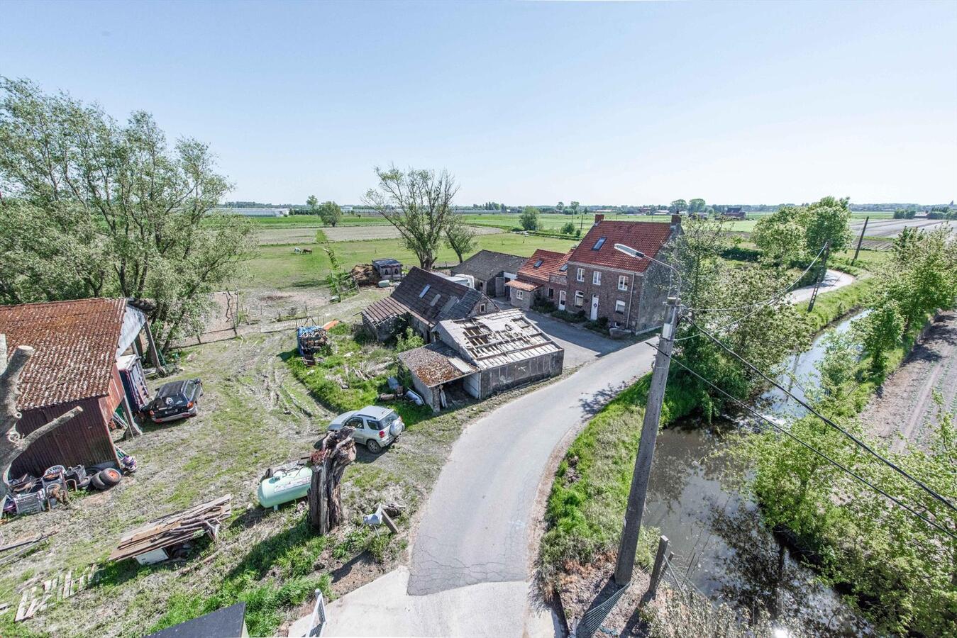 Alleenstaand landhuis met stallen op 2,2 HA te Eernegem 