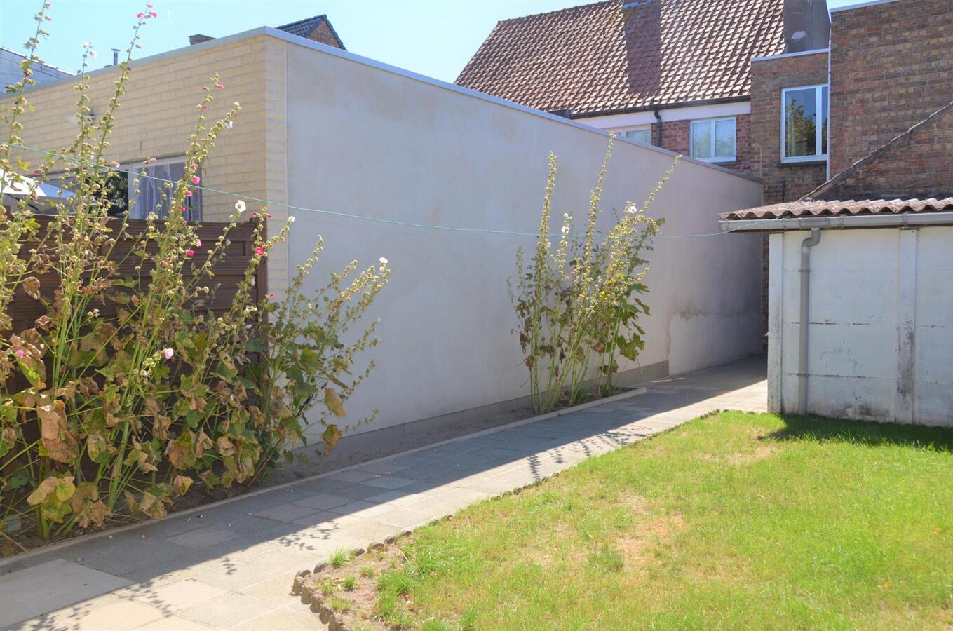 Grondig te renoveren woning in het centrum van Maldegem met uitweg langs achter 