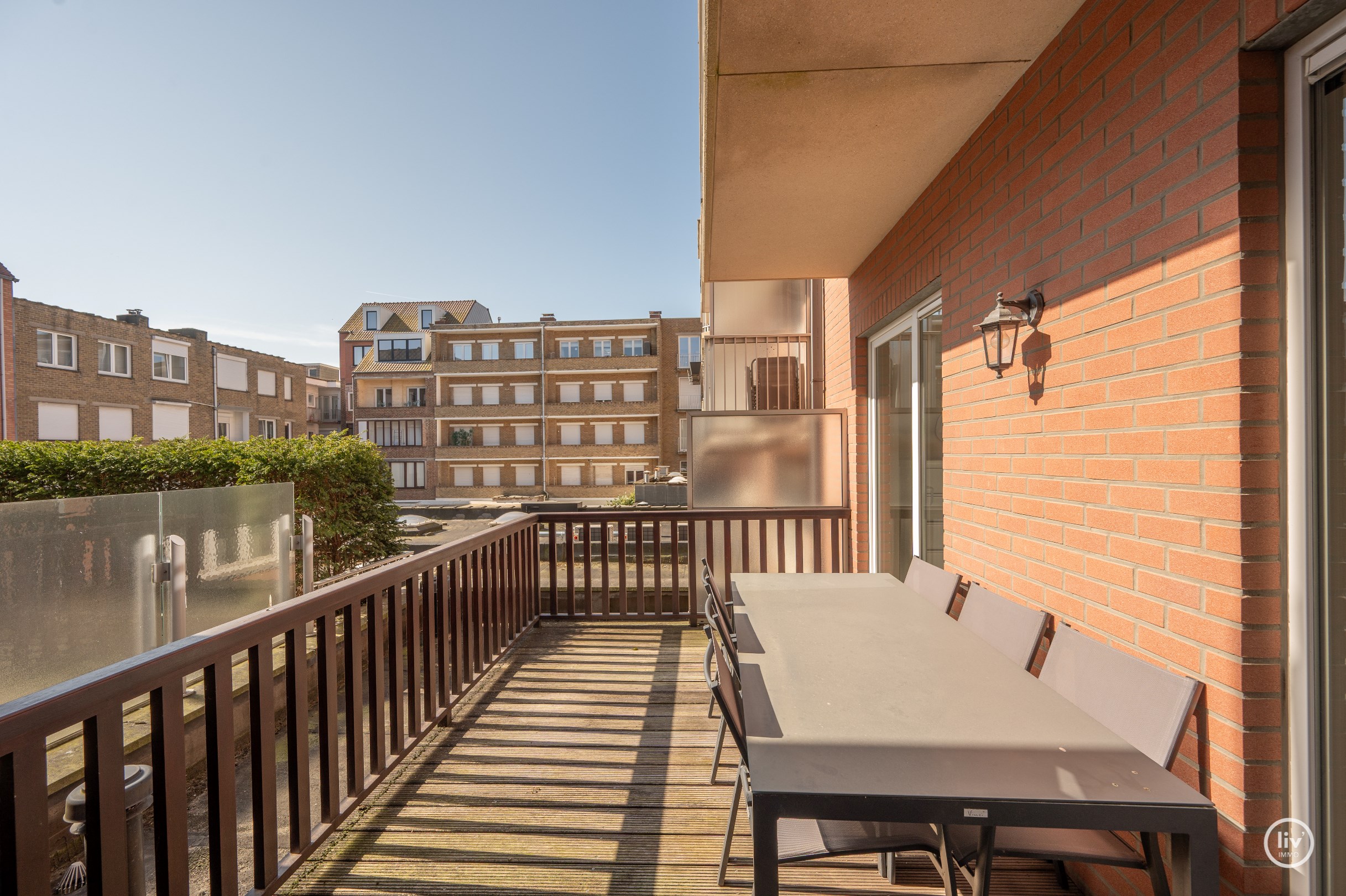 Instapklaar appartement met mooi zonneterras, gelegen op de Dumortierlaan. 