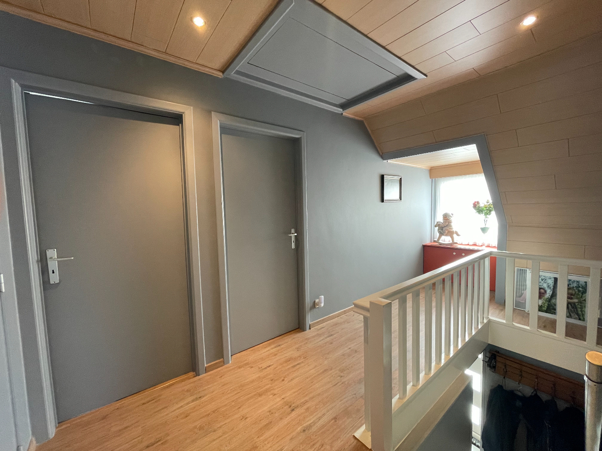 Ruime alleenstaande woning met 3 slaapkamers, tuin en garage te Roeselare 