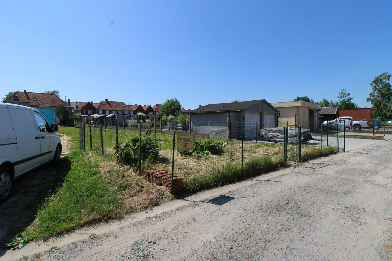 Rijwoning met 3 slaapkamers en tuin met uitweg te Roeselare 