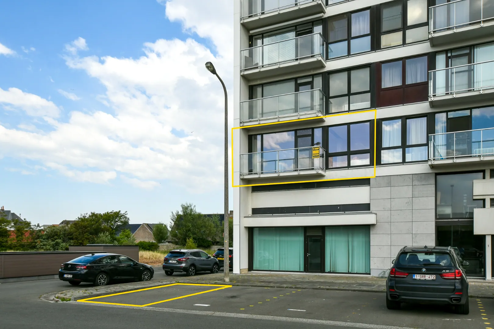 Heel lichtrijk appartement met parking op wandelafstand van zee en duinen