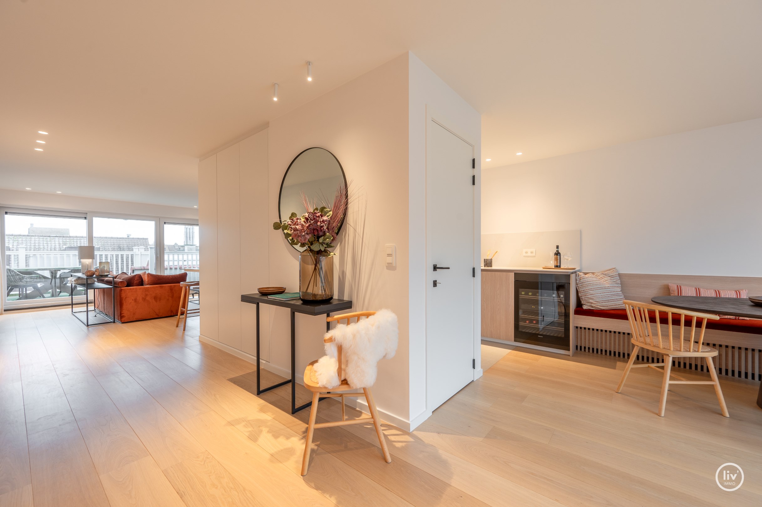 Luxueus gerenoveerd en uitstekend gelegen duplex met prachtige zonneterrassen, gelegen op een steenworp van het strand en het centrum van Knokke Zoute. 