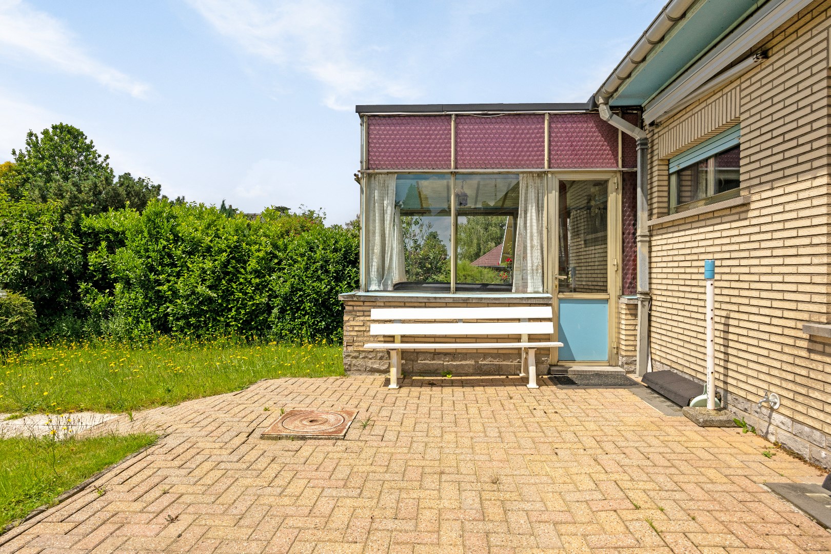 Te renoveren bungalow met 2 &#224; 3 slaapkamers, ruime garage en zuidwest ge&#246;rienteerde tuin 