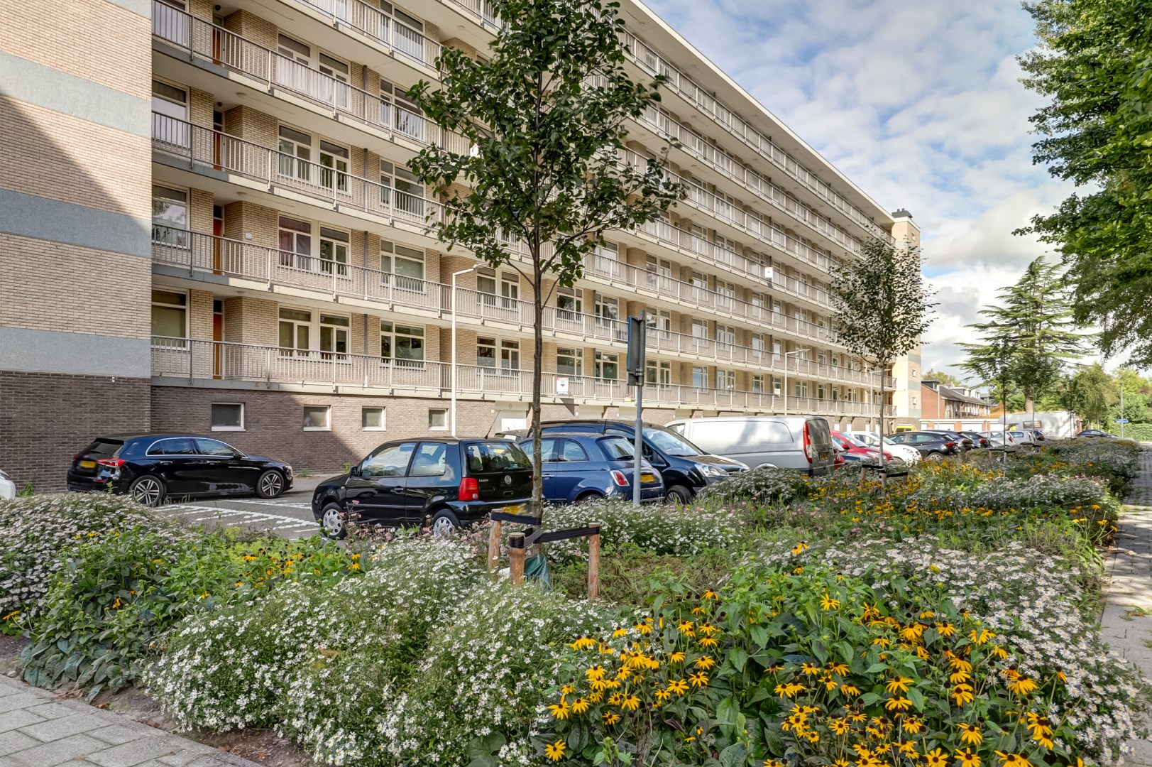 Starters opgelet! Sfeervol 2-kamer appartement op de eerste verdieping met ruim balkon en berging op de begane grond! 