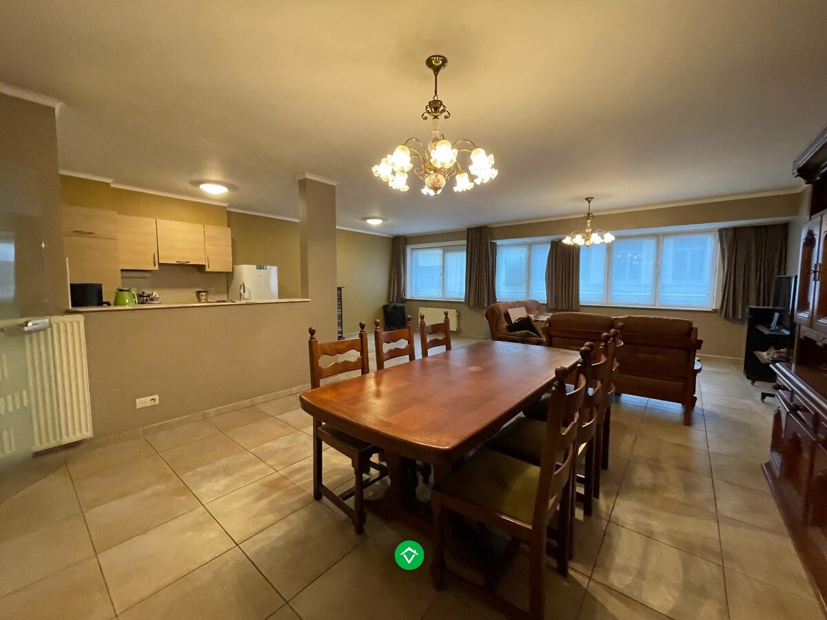 Ruim appartement (117 m&#178;) met 2 slaapkamers, terras en garage in centrum Roeselare! 