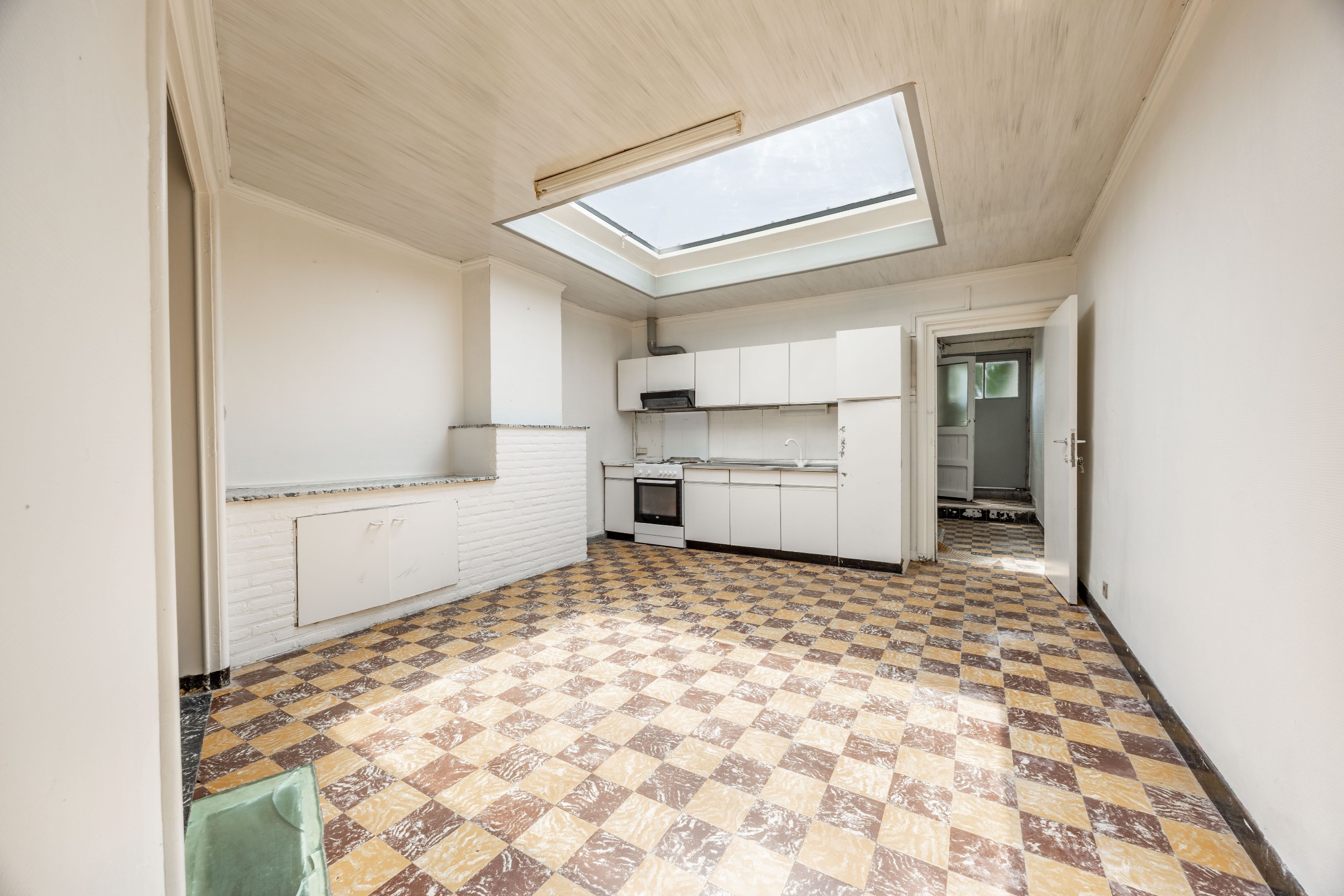 TE RENOVEREN WONING MET GARAGE 