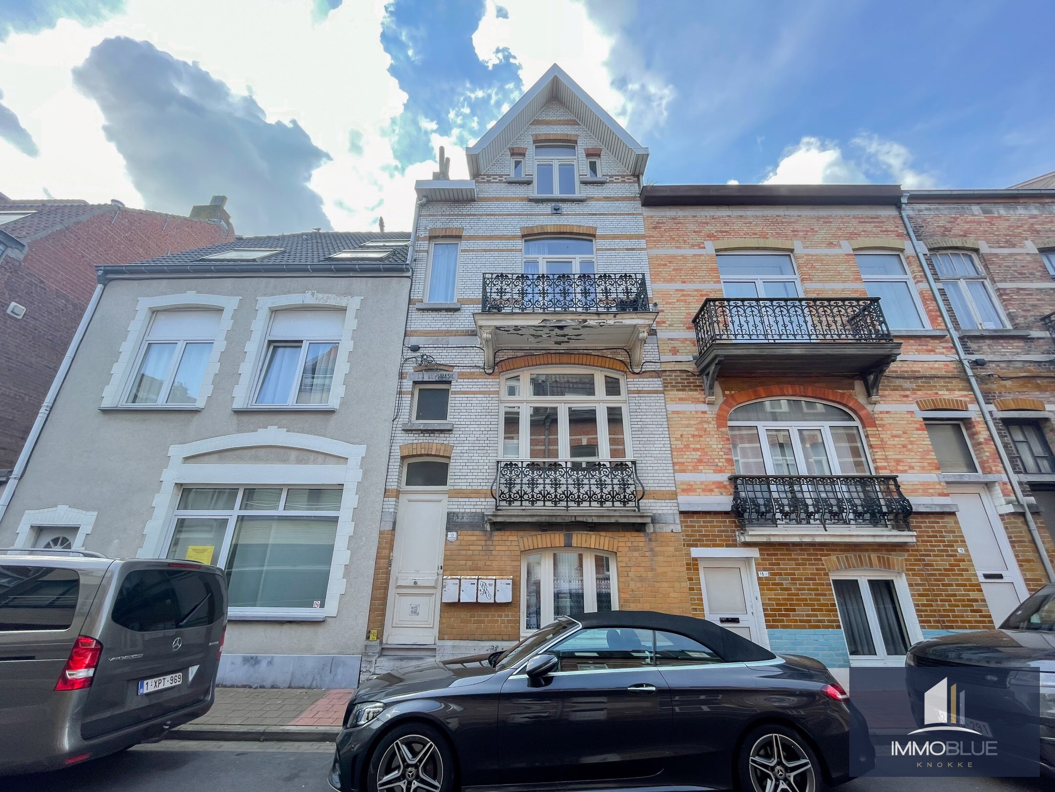 Te renoveren bel-etagewoning. 