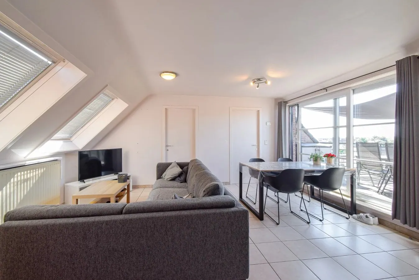 Instapklaar dakappartement met 2 slaapkamers in centrum van Gistel
