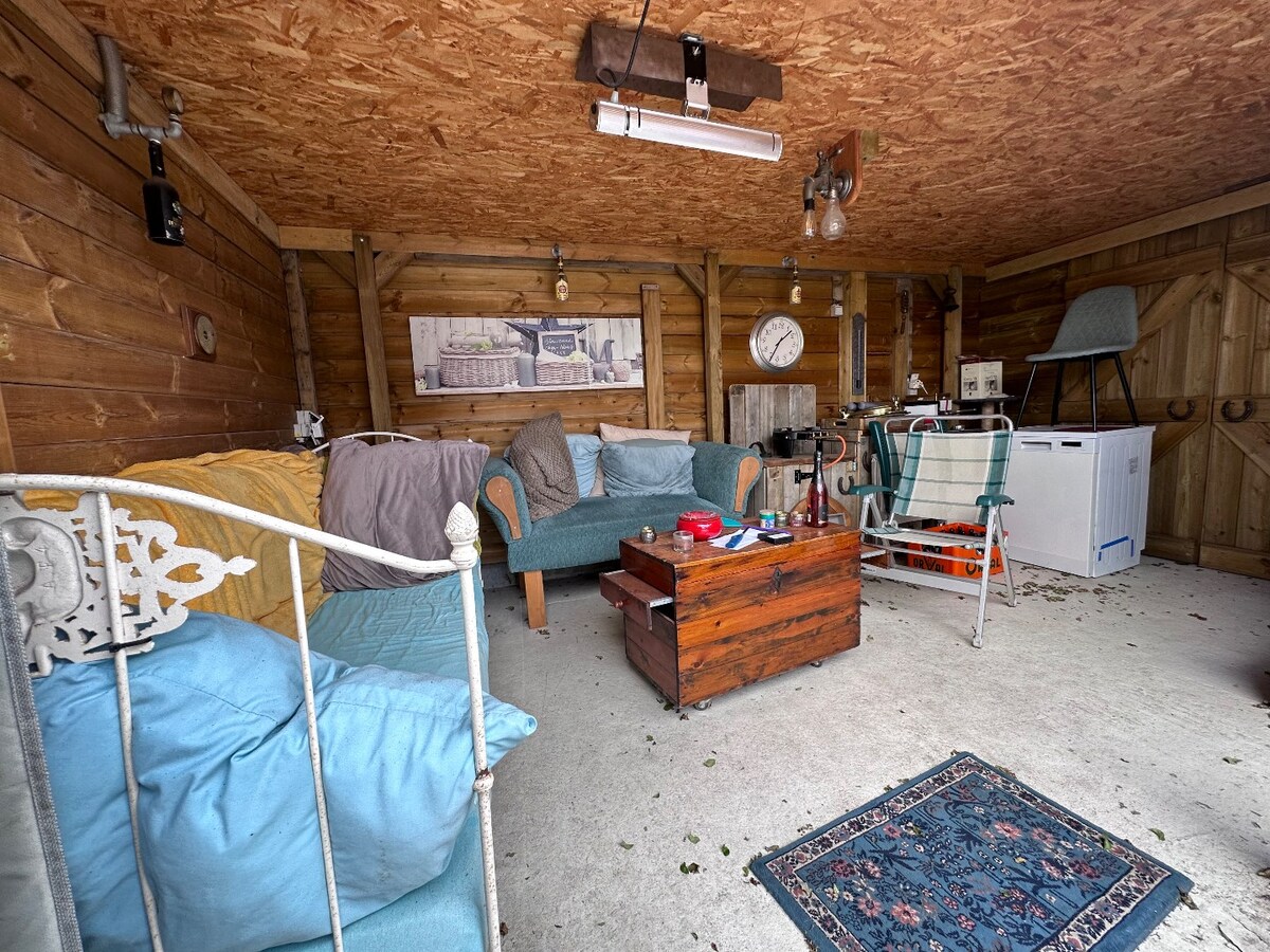 Instapklare alleenstaande woning met 4 slaapkamers en kleine atelier te Gistel 