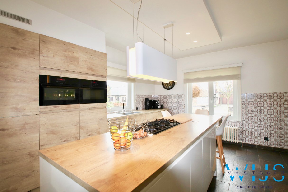 Statig woonhuis op 1104 m&#178; in het centrum van Sleidinge ! 