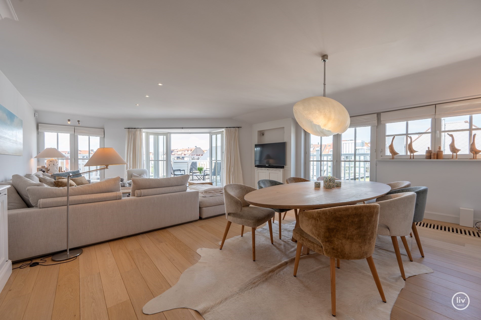 Duplex d&#39;angle de 160 m2 avec de magnifiques vues d&#233;gag&#233;es sur l&#39;avenue Dumortier &#224; Knokke. 