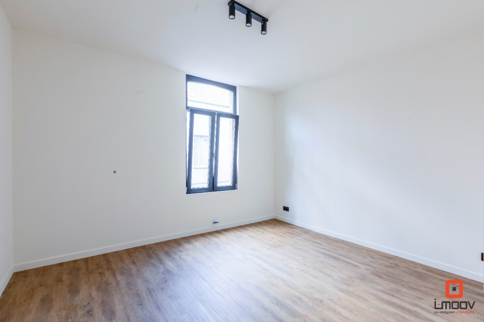 Totaal gerenoveerde instapklare stadswoning met 3 slaapkamers 