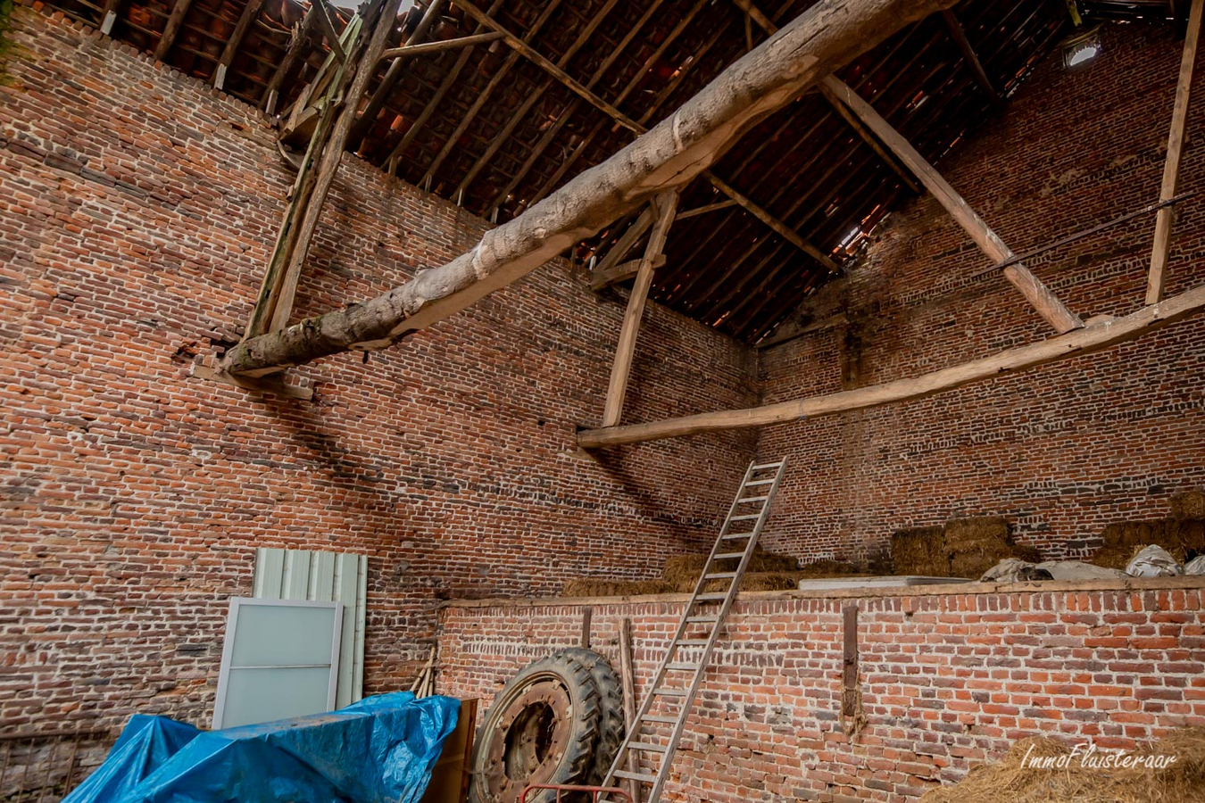 Te renoveren historische vierkantshoeve met woning, stallen, schuur en grond op ca. 30a te Tienen (Hakendover; Vlaams-Brabant) 