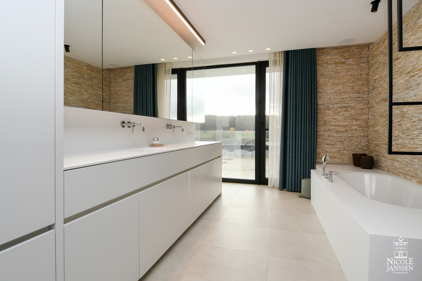 Luxe badkamer met twee wastafels in mooi strak meubel