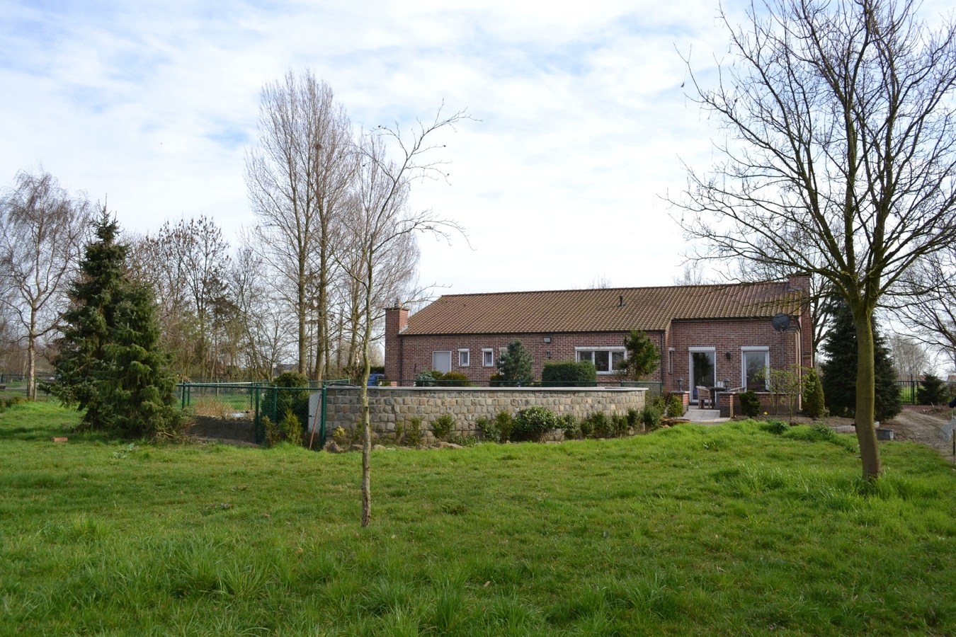 Hoeve met landgebouwen op ca. 3Ha te St-Gillis-Waas 