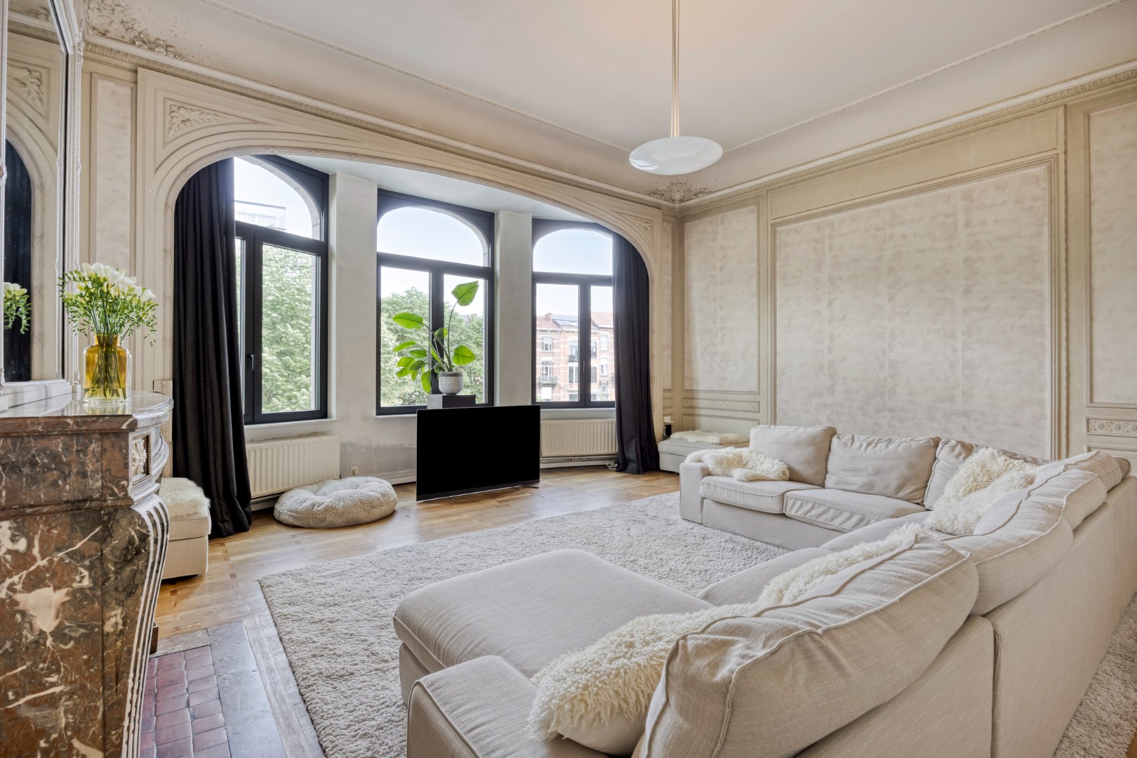 Prachtig herenhuis op de Tiensevest met mogelijkheid tot praktijkruimte - bewoonbare opp. 555 m&#178; 