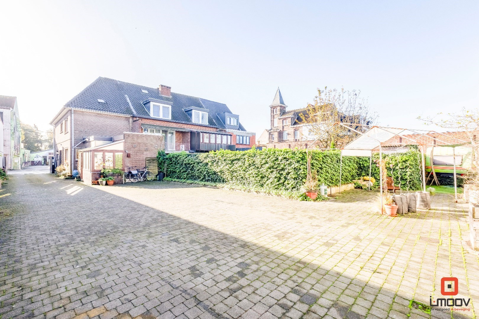 Zeer groot magazijn met bijhorende charmante woning en leuke tuin 