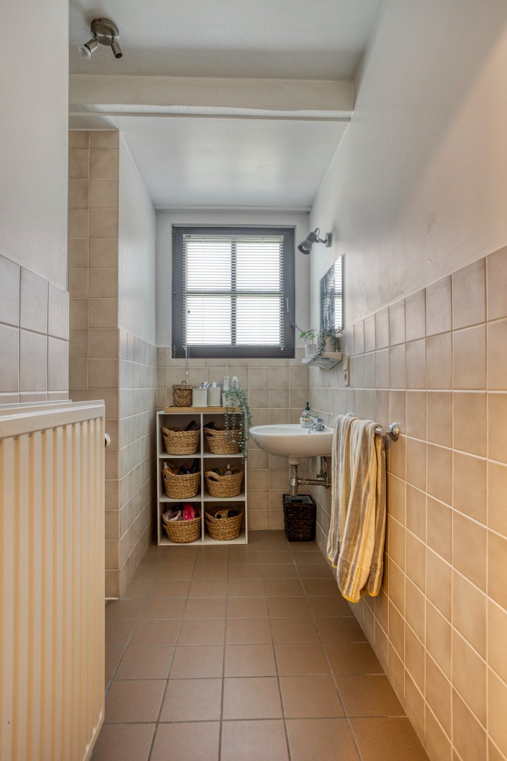 Rustig gelegen open bebouwing met 5 slaapkamers, 3 badkamers, dubbele garage en zonnige tuin in Tervuren – EPC 201 kWh/m&#178; – bewoonbare oppervlakte 339 m&#178; 