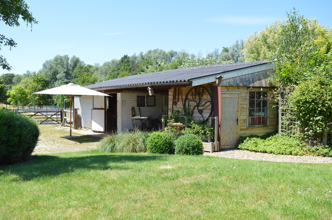 Mooie gezinswoning met stalgebouw en piste op ca. 5400m&#178; te Dworp 