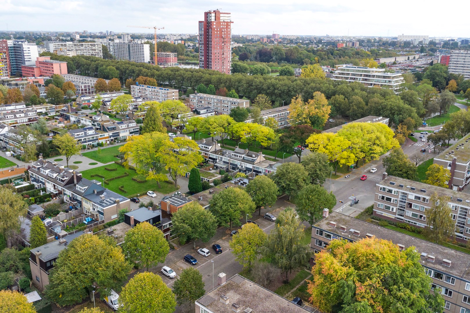 Kopers opgelet! Eenvoudige doch keurige 4 kamer tussenwoning met 3 slaapkamers, balkon, ruime tuin en separaat gelegen berging! 