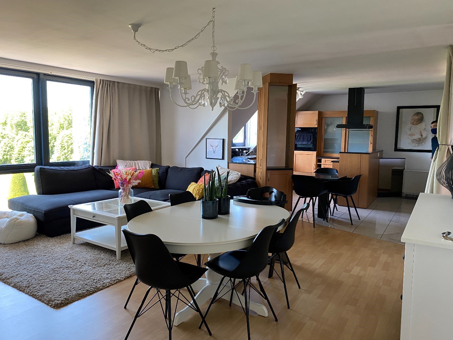 Opbrengsteigendom met 8 appartementen en 10 garages te koop in Zulte. 