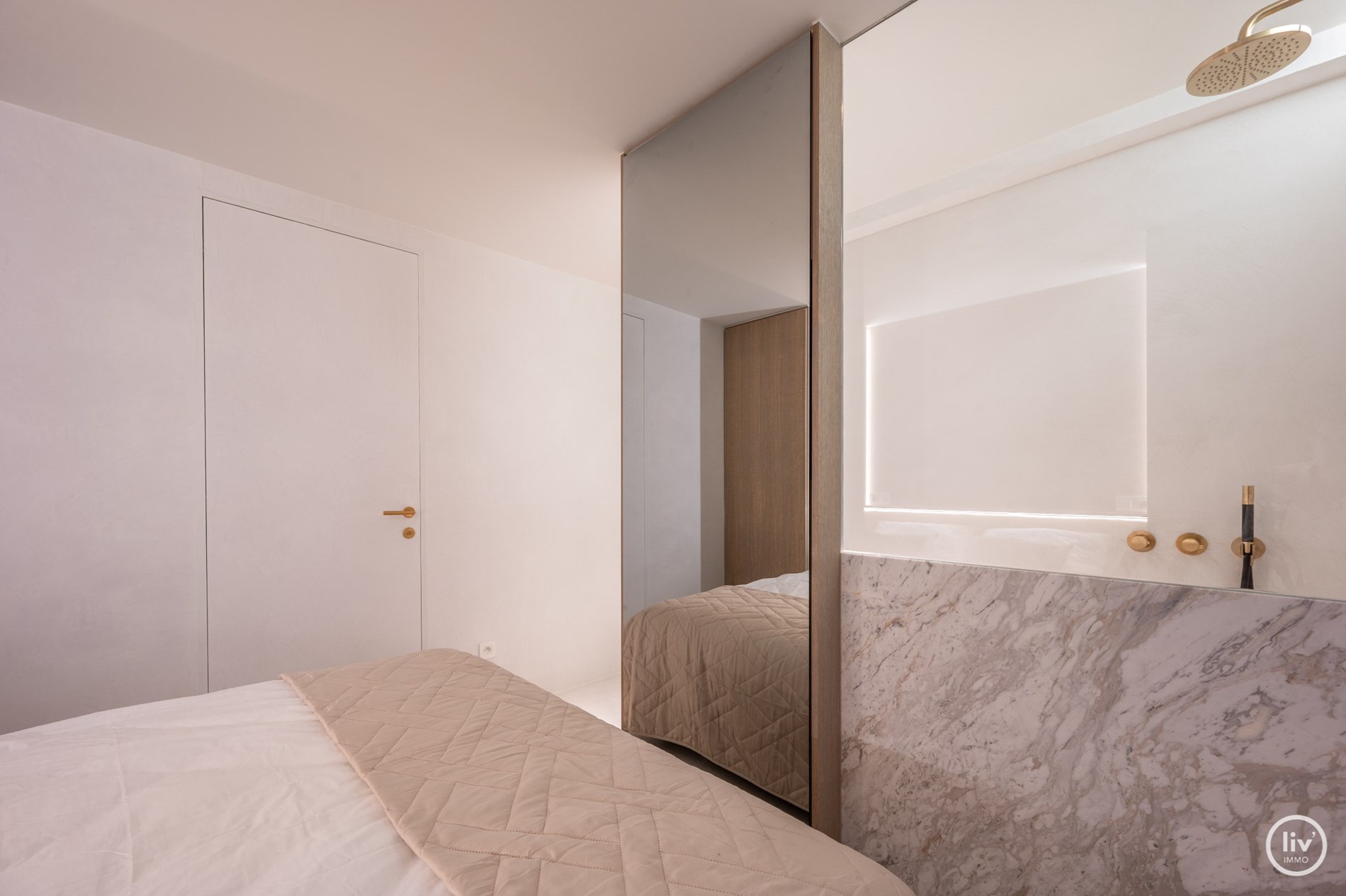 Magnifiek gerenoveerd 3 slaapkamer appartement met uitzicht op de Kustlaan en Minigolf (prachtige afwerkingsgraad!) 