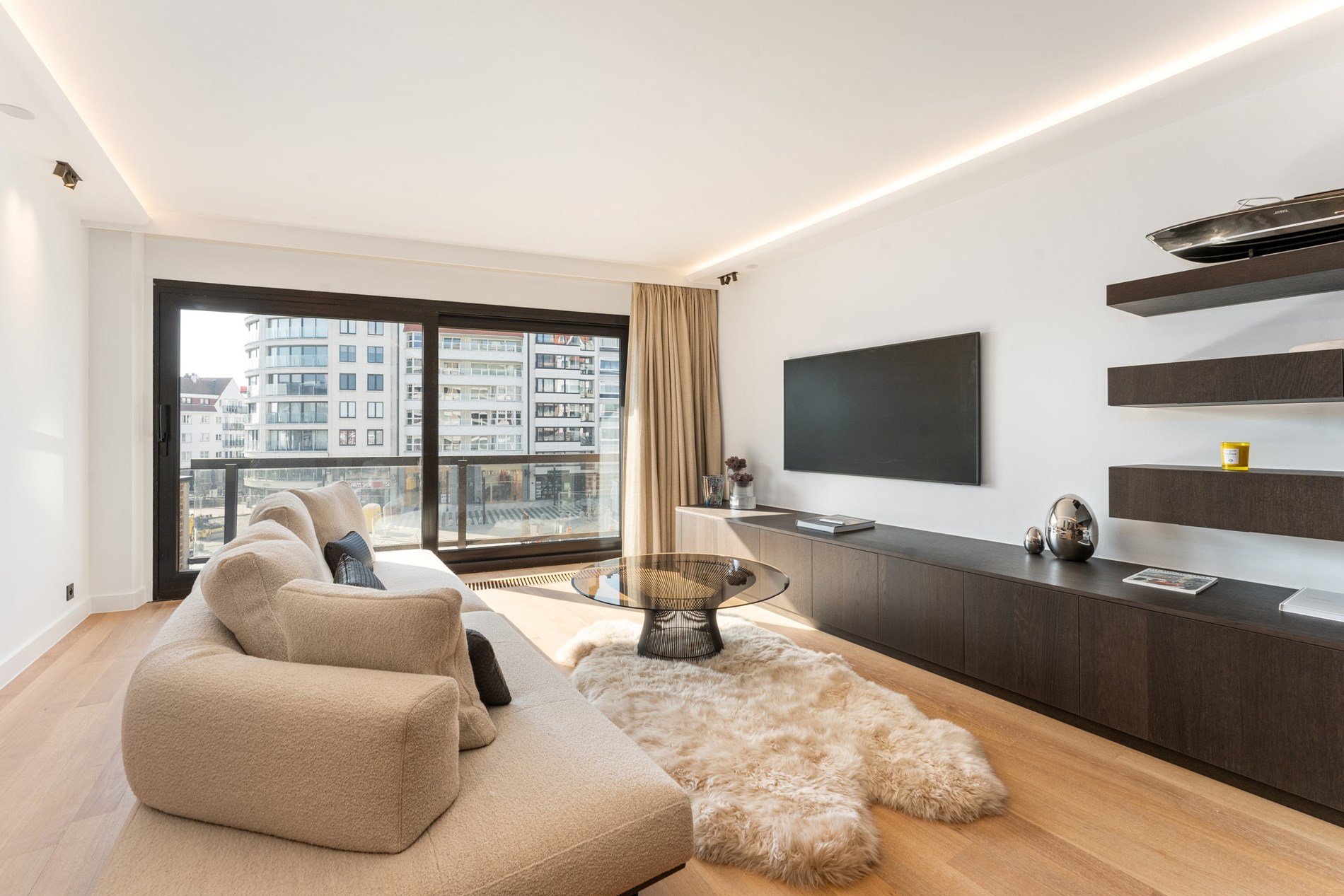 Appartement de luxe avec terrasse ensoleill&#233;e et vue sur la mer situ&#233; sur la place Albert &#224; Knokke. 