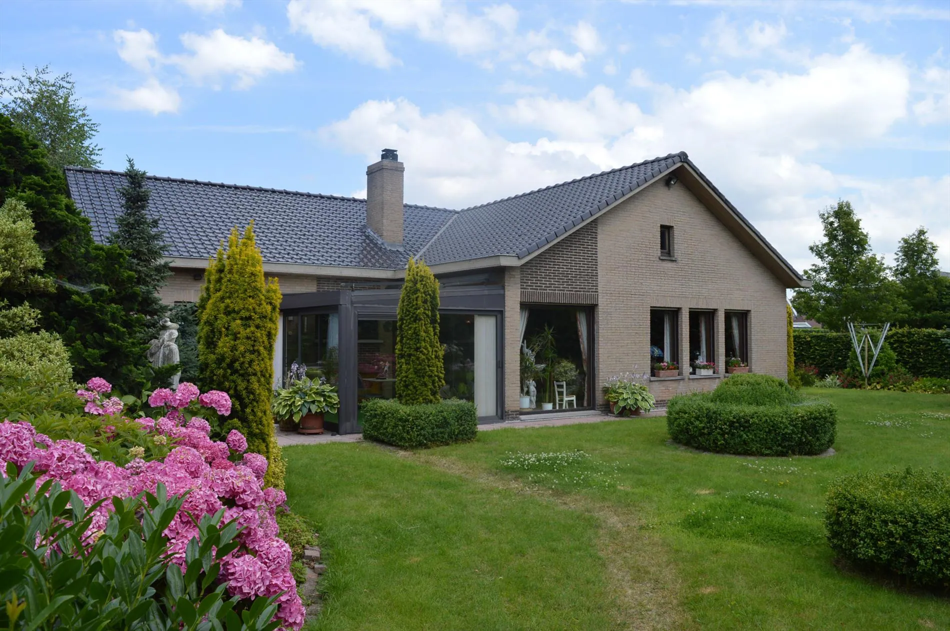 Charmante laagbouwvilla met 4 slaapkamers op 1212m in residentiële wijk te Loppem