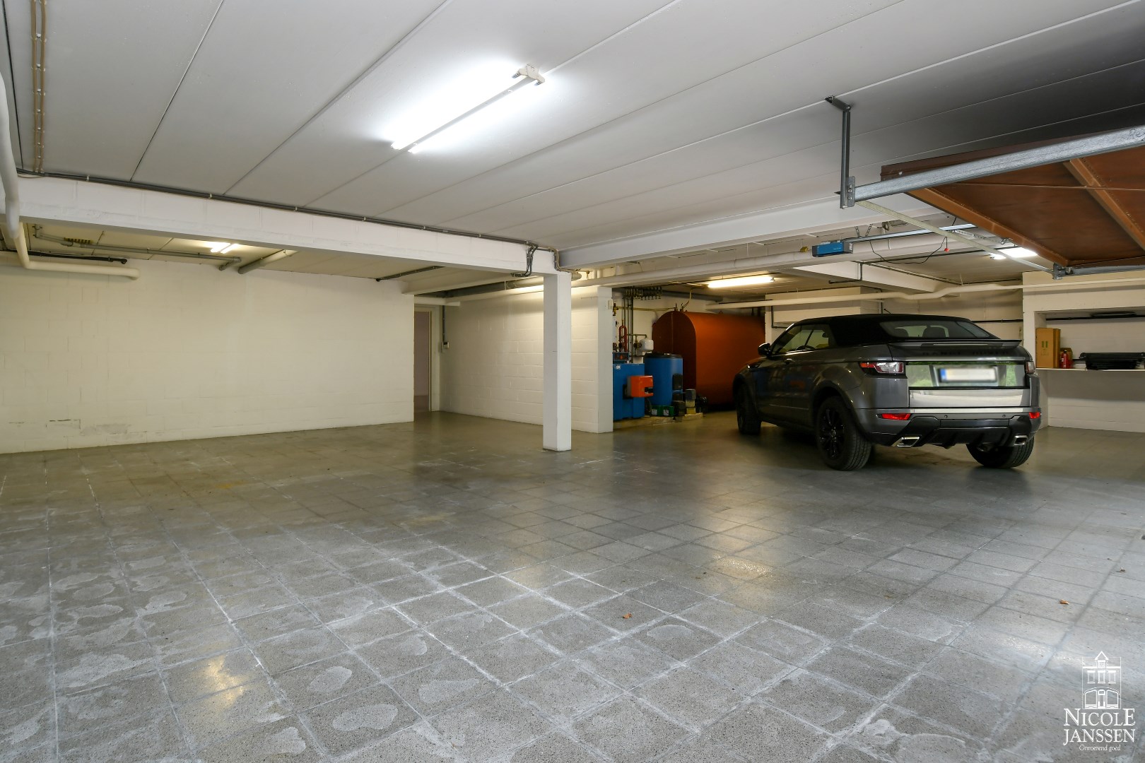 Grote inpandige garage met plaats voor 3 auto's 