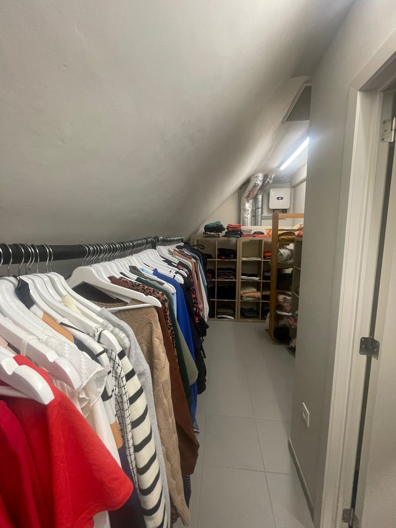 Ruim duplex appartement met 2 slaapkamers en carport te Geel! 