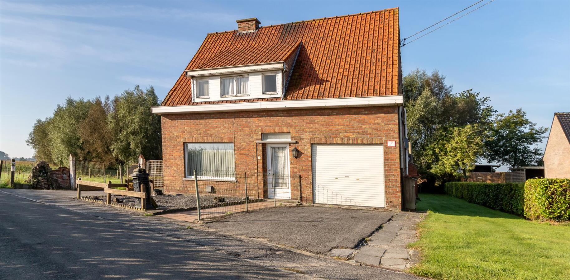 Ruime woning met geriefelijke bergingen en weides op 2578m&#178; te Ichtegem 