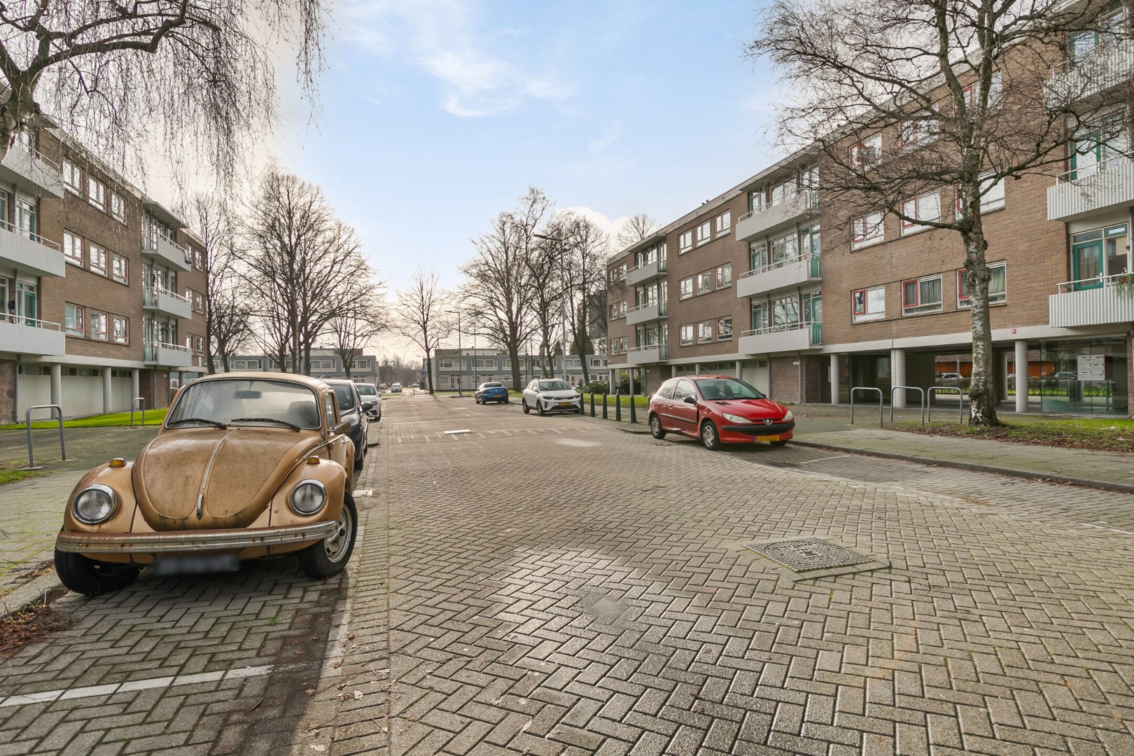 3-kamer TOP appartement met 2 balkons en berging in de onderbouw gelegen in de wijk Charlois Pendrecht. 