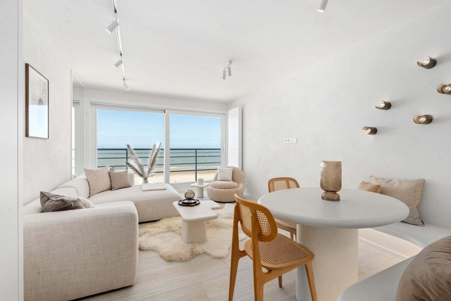 Appartement enti&#232;rement r&#233;nov&#233; b&#233;n&#233;ficiant d&#39;une vue panoramique sur la digue de Duinbergen ! (possibilit&#233; d&#39;achat d&#39;un garage) 
