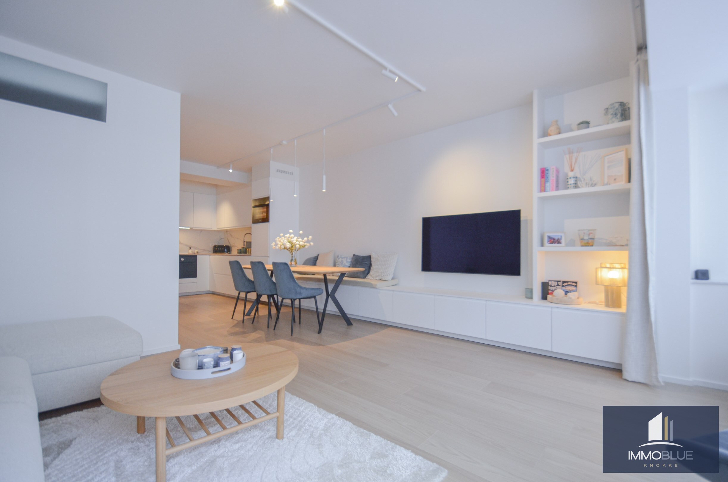 Centraal gelegen, volledig gerenoveerd appartement gelegen in de Zoutelaan op wandelafstand van het commercieel centrum. 