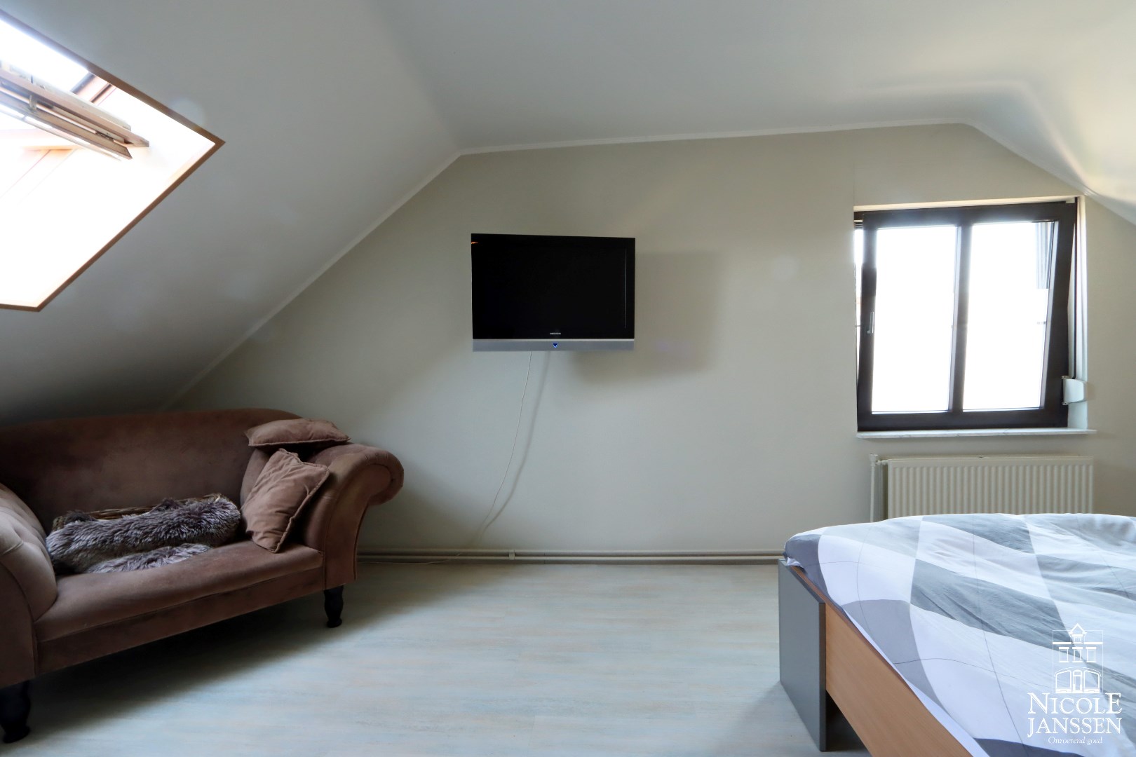Slaapkamer met laminaatvoer en tv-aansluiting