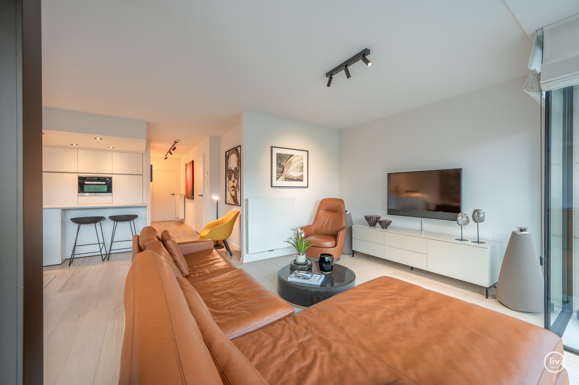 GEMEUBELD: Prachtig afgewerkt appartement met brede gevel in een recente residentie in het Zoute 