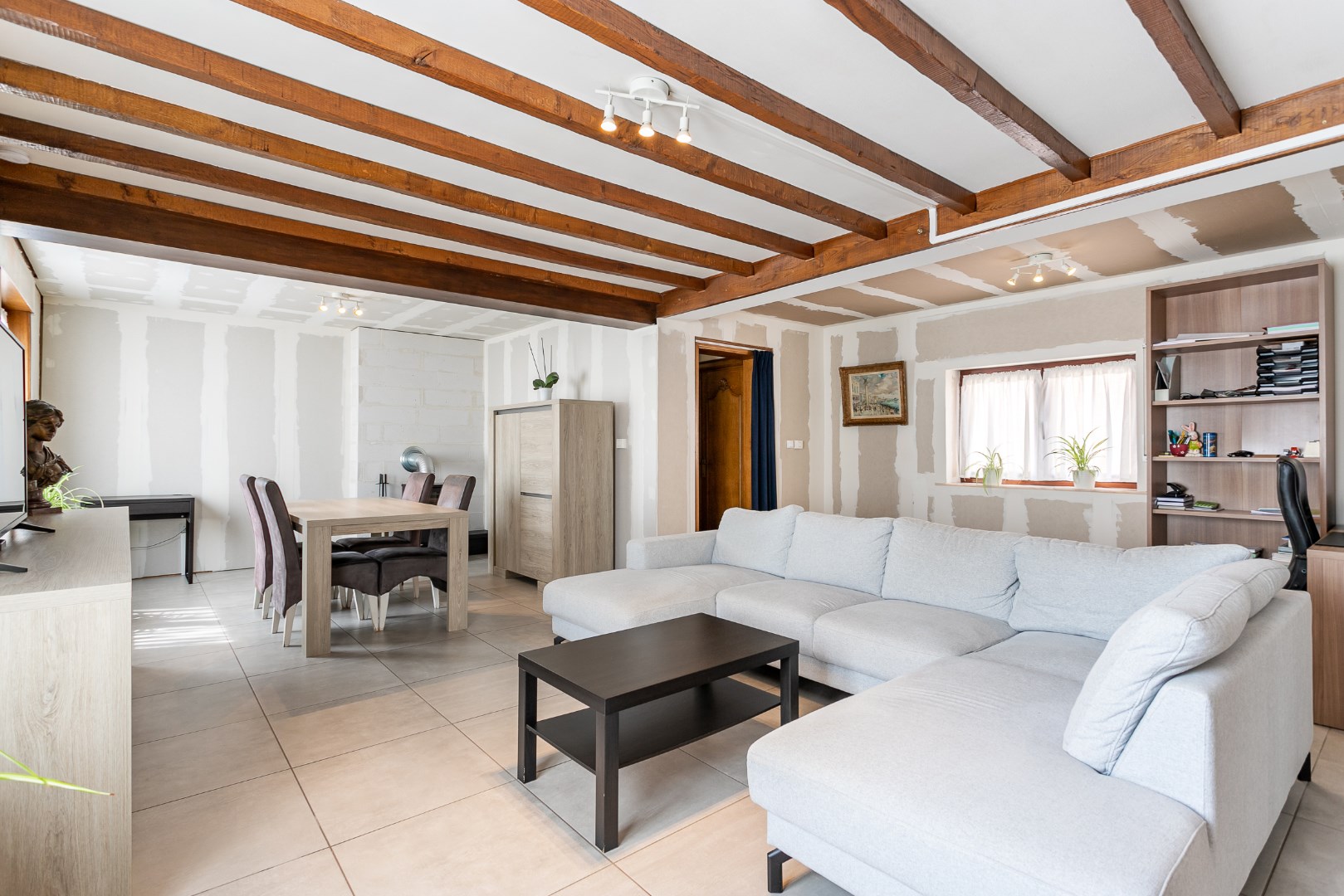 Ruime 4-gevelwoning met 3 slaapkamers, garage en uitbreidingsmogelijkheden (mog. extra slaapkamers,/hobby- of werkruimte) op 9a 39ca 