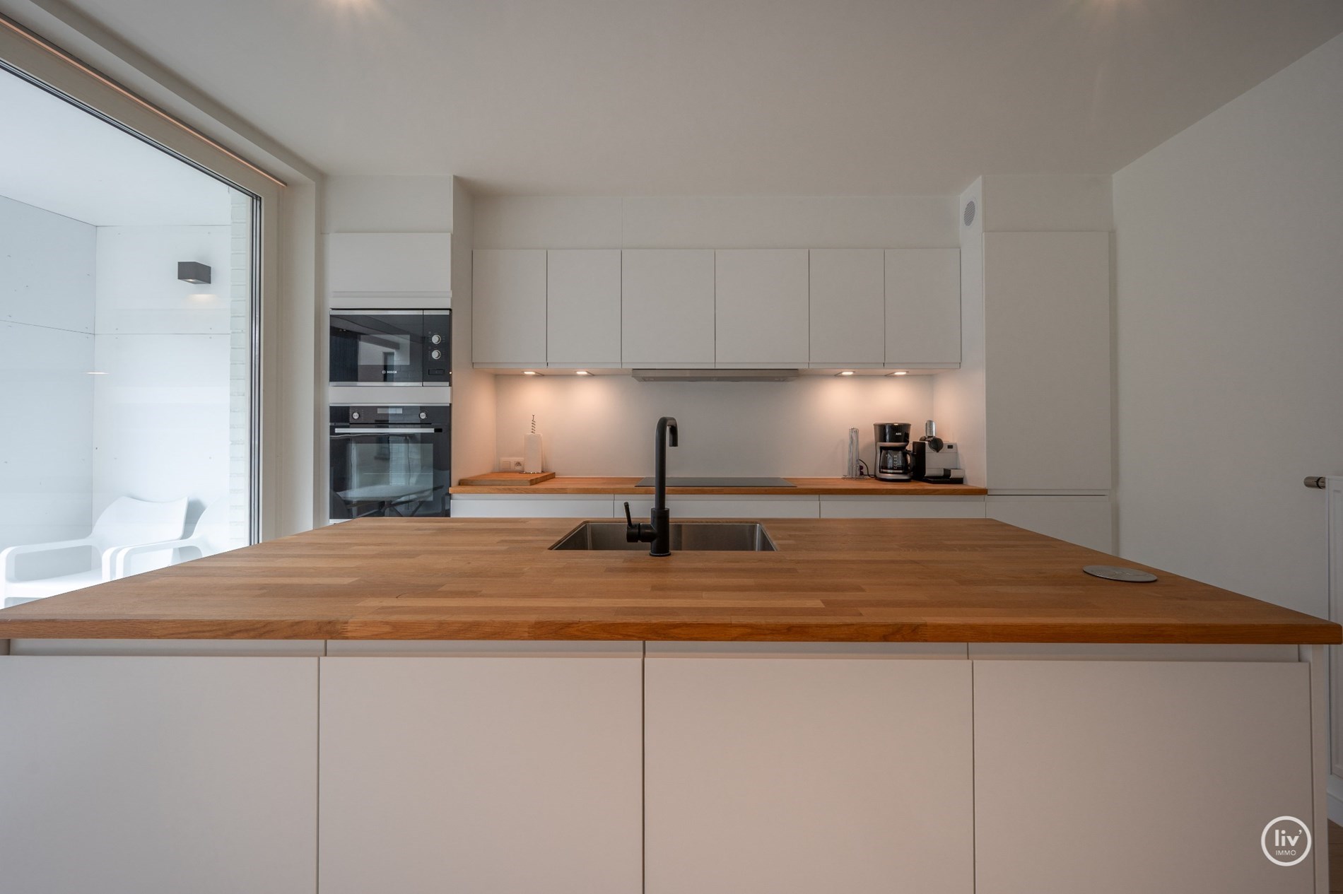 Prachtig, ruime en tevens r&#233;cente triplex (199 m2) in een zijstraat van de lippenslaan vlakbij de zeedijk te Knokke. 