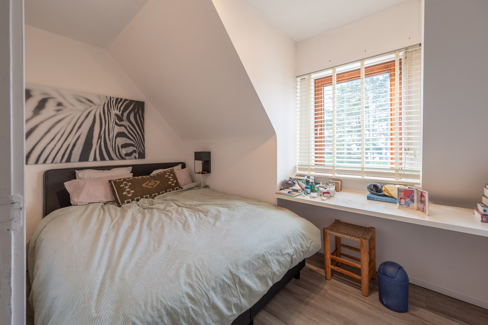 Uitzonderlijke en gerenoveerde eigendom ( 5.510 m&#178; grond ) vlakbij het centrum van Knokke-Heist en toch genietend van een uitzonderlijk open zicht over de Knokse Polders. 