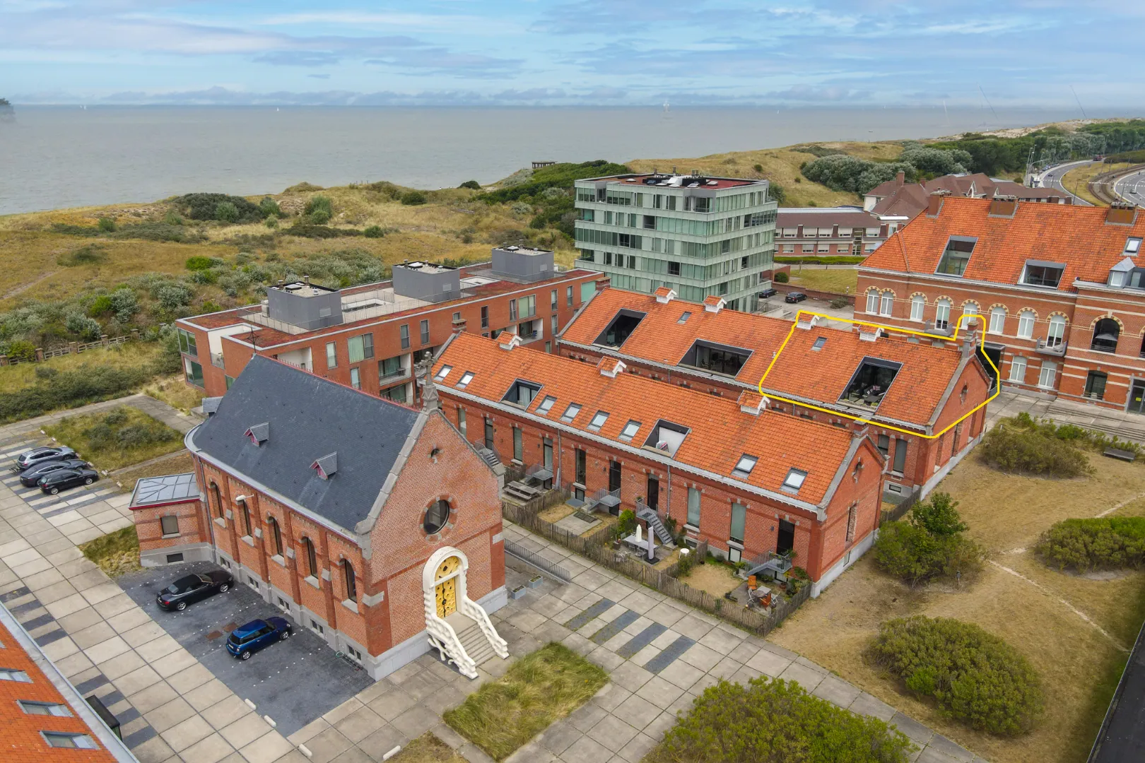 Prachtig villa-appartement op de site Militair Hospitaal te Oostende met 2 slaapkamers met badkamer en zongericht terras