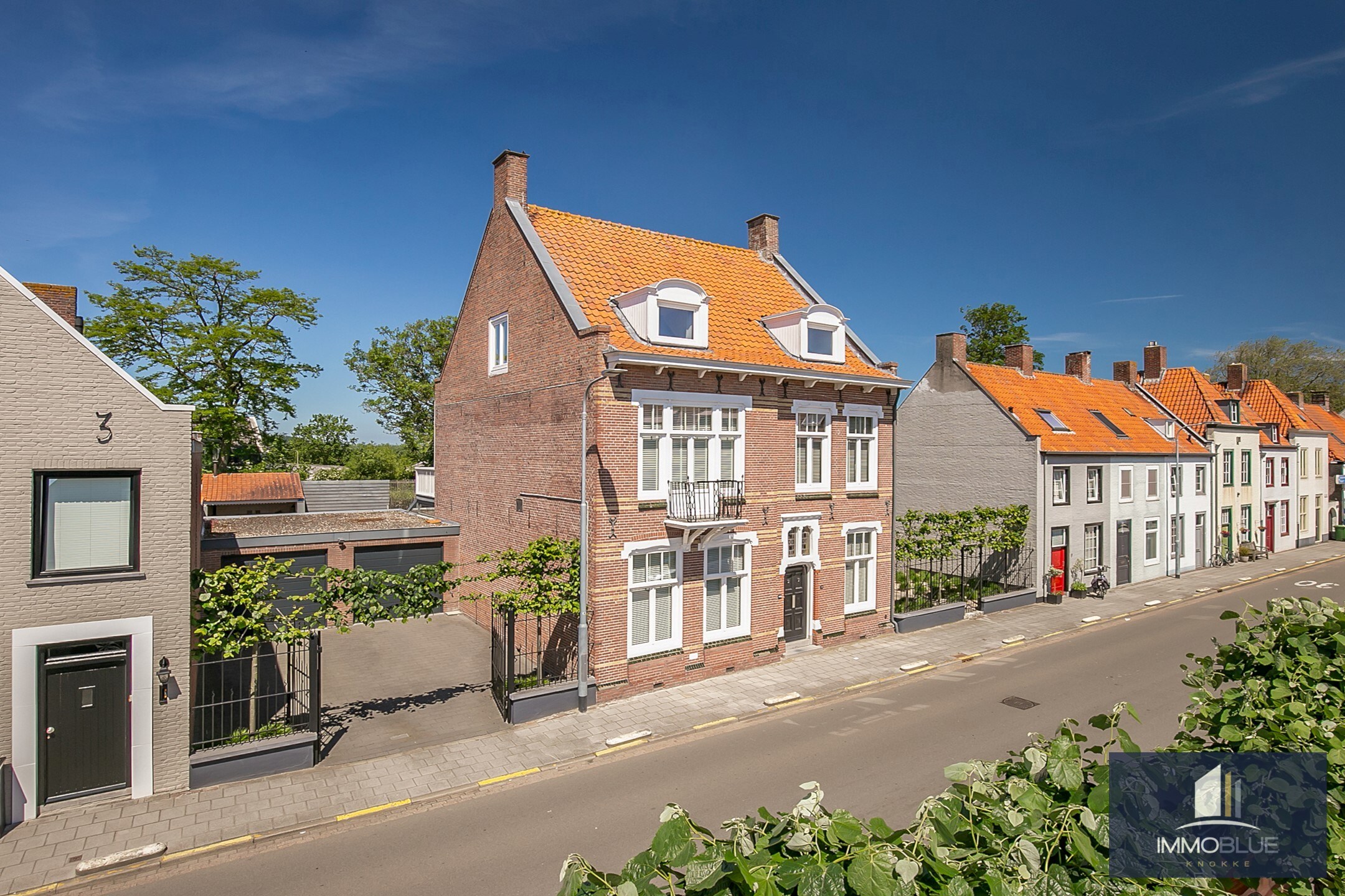 Maison de ma&#238;tre exclusive et &#233;l&#233;gante avec de grands espaces de vie. 