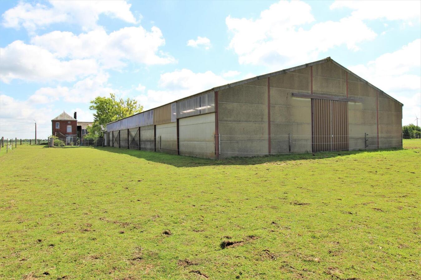 Maison avec centre &#233;questre et appartement suppl&#233;mentaire sur environ 1.3ha &#224; Hannut (Li&#232;ge) 