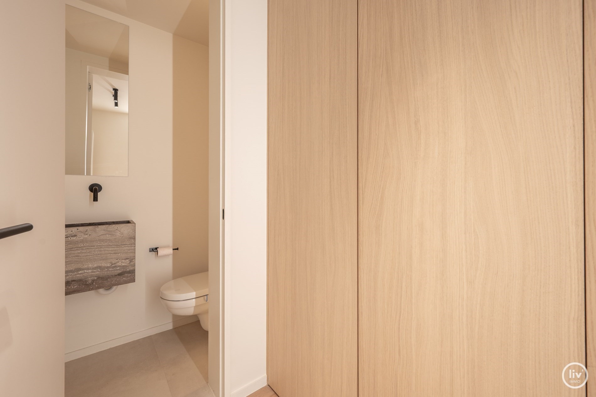 Prachtig gerenoveerd 3 slaapkamerappartement centraal gelegen vlakbij de Lippenslaan te Knokke (met mogelijkheid tot het huren van een stpl aan de overzijde!) 