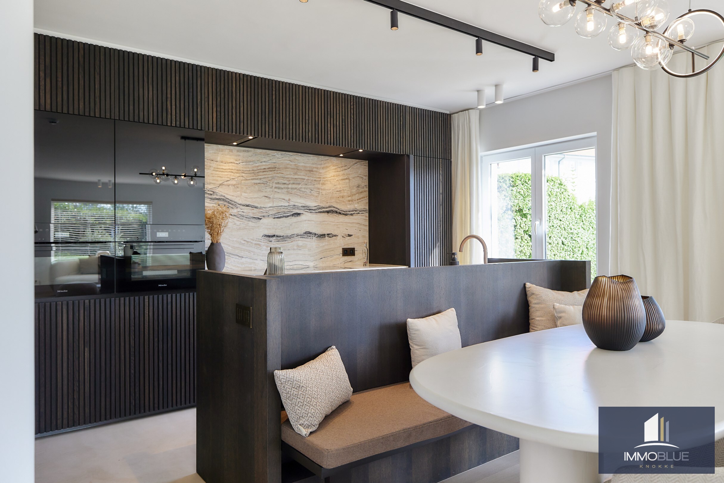 Exceptionnel appartement d&#39;angle avec jardin orient&#233; sud situ&#233; dans une r&#233;sidence de villas au Zoute. 
