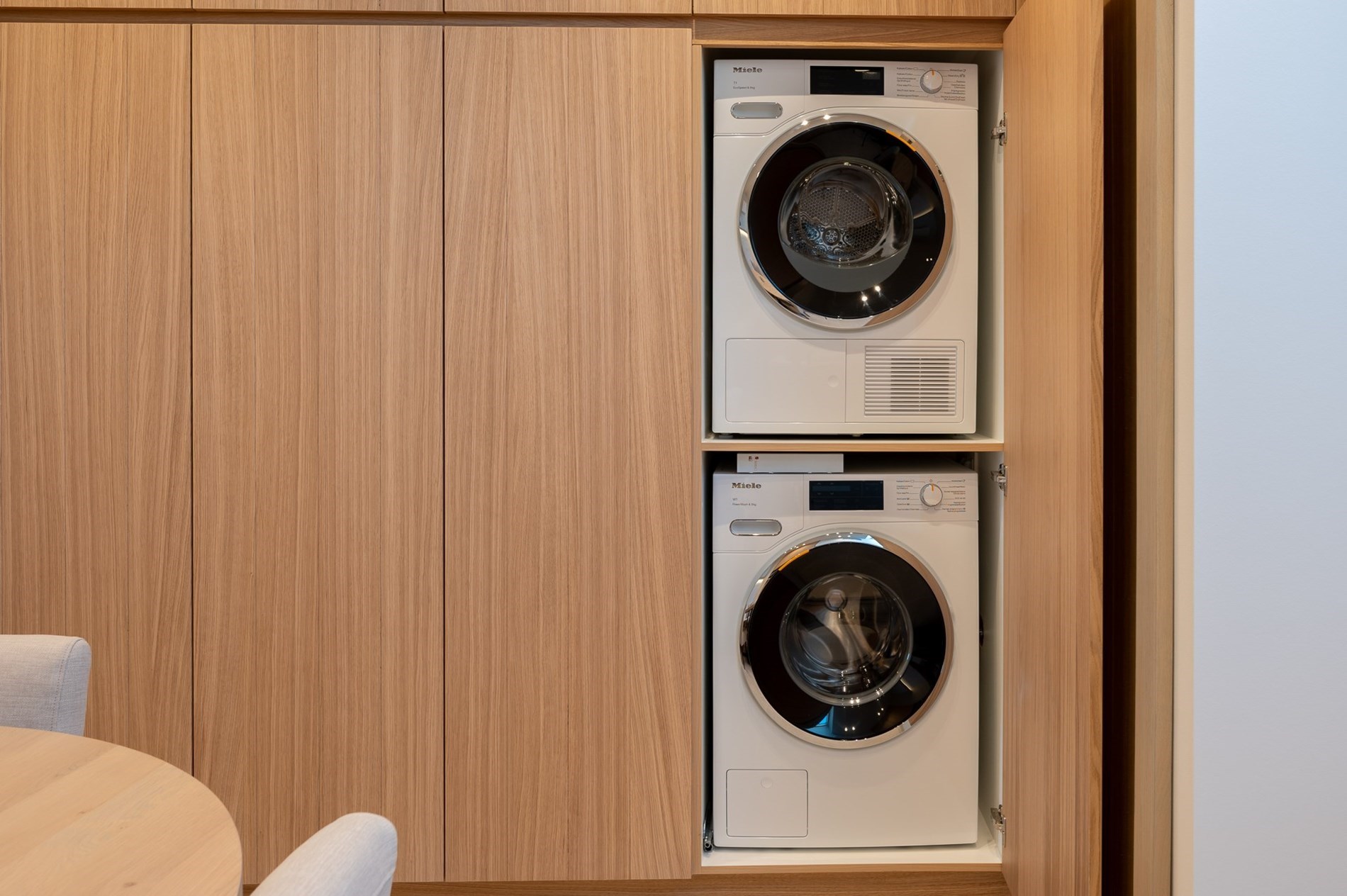 Nieuwbouw duplex appartement met prachtige zichten op de minigolf en zijdelings zeezicht gelegen vlakbij de Kustlaan te Knokke. 