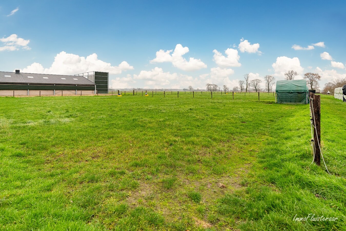 Hippisch complex op ca. 1,9 ha te Rijkevorsel Vergunning voor binnenpiste (60m x 30m) aanwezig! 