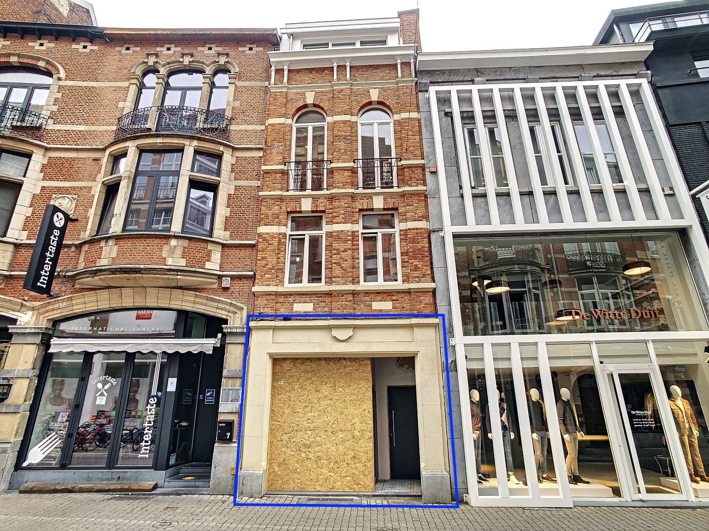 Uitstekend gelegen handelspand in Leuven - Bruikbare winkeloppervlakte 44 m&#178; + 30 m&#178; kelderruimte. 